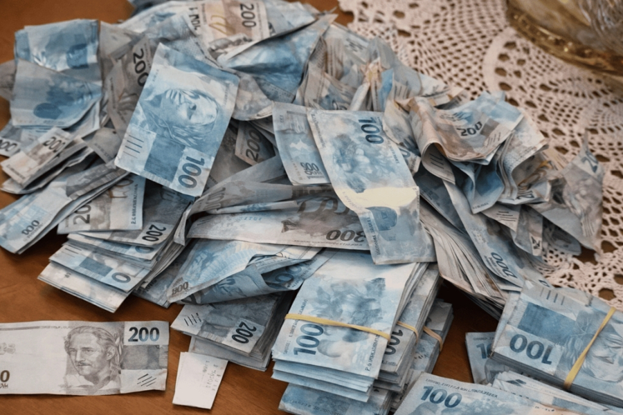 Empresário joga R$ 420 mil pela janela durante ação da PF