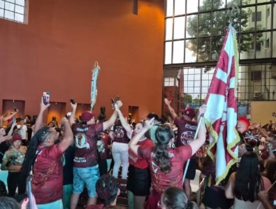 Escola Deixa Falar conquista título do Carnaval 2026 de Curitiba; Rosa do Povo vence Grupo de Acesso