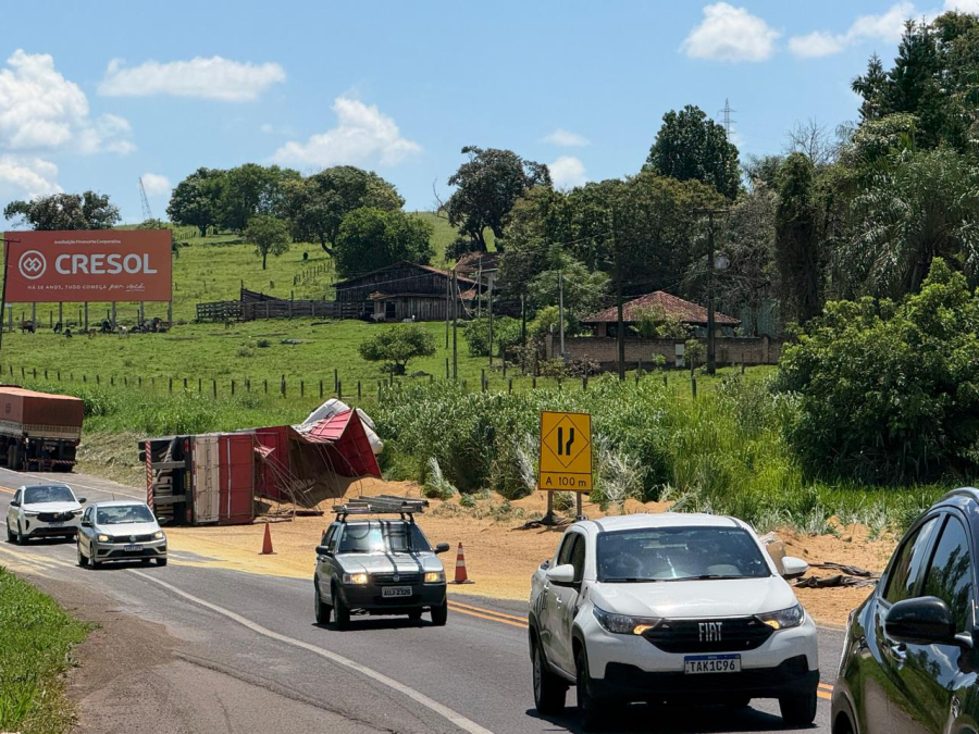 Carreta carregada com soja tomba na PR-323 e interdita parcialmente rodovia em Umuarama