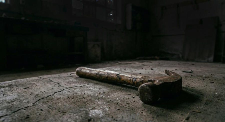 Homem é preso após agredir companheira com martelo e causar ferimento grave na cabeça em Irati