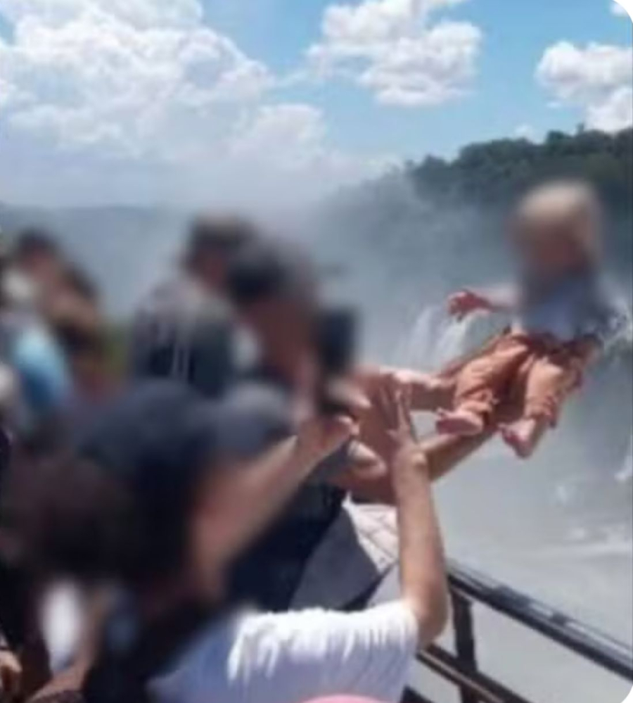 Homem arrisca vida de bebê ao levantá-lo sobre grade nas Cataratas do Iguaçu para foto