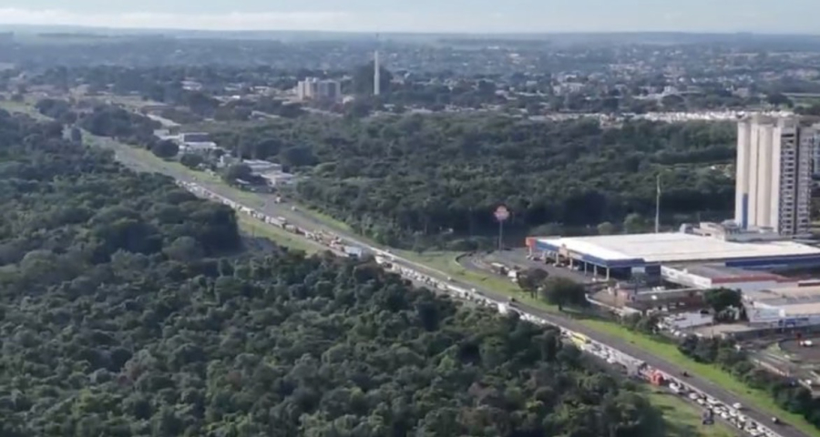 Fila extensa marca travessia para o Paraguai na Ponte da Amizade nesta segunda