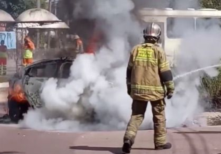 Carro elétrico pega fogo em Curitiba e motorista sai ileso após perceber fumaça
