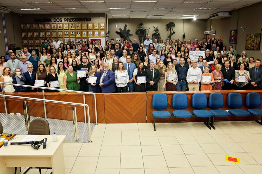 Câmara de Foz realiza homenagem a profissionais da educação