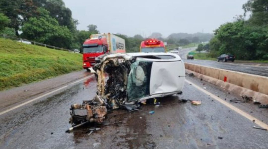Motorista fica ferido após carro capotar na BR-467 em Cascavel