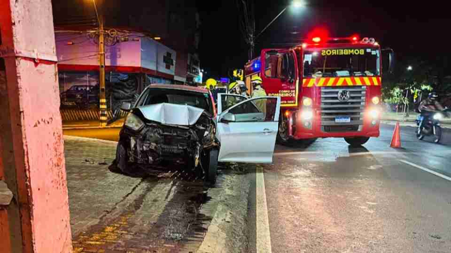 Motorista fica gravemente ferida após carro atingir poste em Foz do Iguaçu